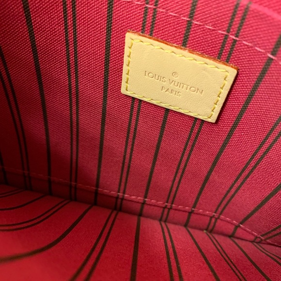 Louis Vuitton Neverfull Pouch in Monogram - Picture 7 of 9